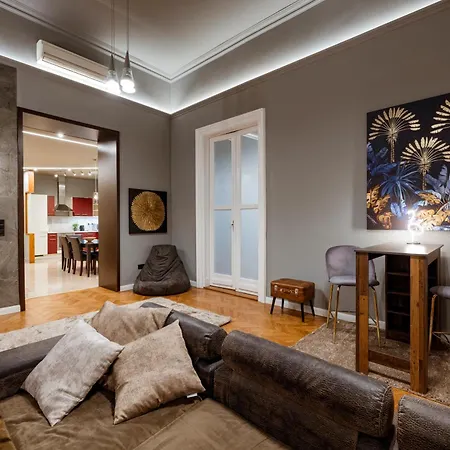 Apartment Andrassy Avenue 24 De Lux